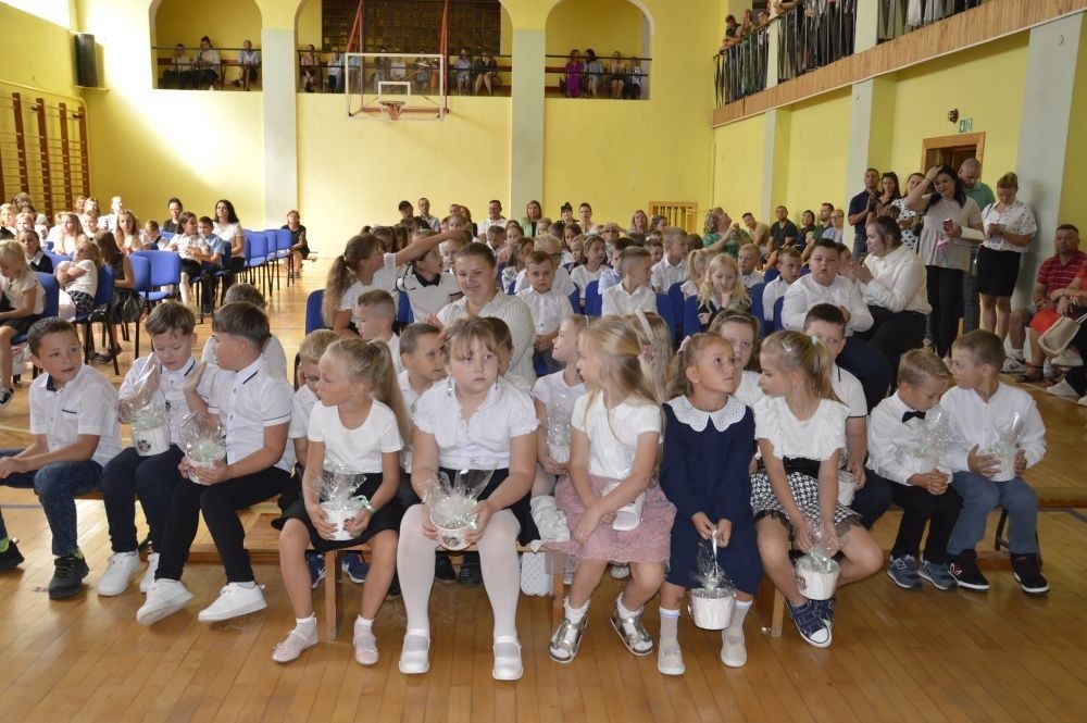 2 września uczniowie naszej szkoły uczestniczyli w uroczystej inauguracji roku szkolnego, którą przygotowali uczniowie klasy VI a pod opieką p. Anny Cieśli. Natomiast oprawę muzyczną zapewniła p. Iwona Matukiewicz.
Podczas występu były wesołe wierszyki i szczere życzenia. Nie zabrakło też chwili powagi, podczas której wspominano rocznicę wybuchu II wojny światowej. Po występie uczniów, głos zabrała pani Dyrektor, która życzyła wszystkim dużo zdrowia, a uczniom jak najlepszych wyników w nauce. Podczas uroczystości kwiaty i podziękowania za wieloletnią pracę w zawodzie otrzymał: p. Marek Białogrzywy, który w szkole pracuje od 25 lat. Ten dzień był szczególnie wyjątkowy dla uczniów klas pierwszych, którzy zgodnie z tradycją naszej szkoły, wraz z rozpoczęciem roku szkolnego przystąpili do uroczystego ślubowania. Pierwszaki złożyły obietnicę bycia dobrym uczniem, a tym samym zostały oficjalnie włączone do społeczności uczniowskiej. Uroczystość zakończyła radosna piosenka w wykonaniu naszych uczennic: Nadii i Mileny. Duet wokalny przygotowała do występu p. Iwona Matukiewicz. Następnie wszyscy rozeszli się do klas na pierwsze w tym roku szkolnym spotkanie z wychowawcami.