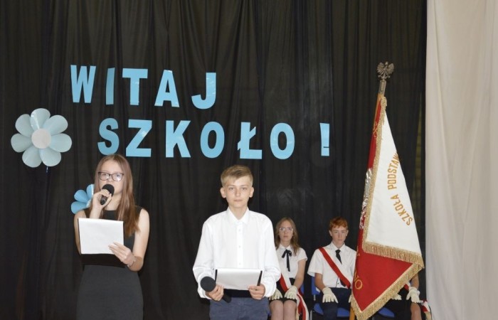 2 września uczniowie naszej szkoły uczestniczyli w uroczystej inauguracji roku szkolnego, którą przygotowali uczniowie klasy VI a pod opieką p. Anny Cieśli. Natomiast oprawę muzyczną zapewniła p. Iwona Matukiewicz.
Podczas występu były wesołe wierszyki i szczere życzenia. Nie zabrakło też chwili powagi, podczas której wspominano rocznicę wybuchu II wojny światowej. Po występie uczniów, głos zabrała pani Dyrektor, która życzyła wszystkim dużo zdrowia, a uczniom jak najlepszych wyników w nauce. Podczas uroczystości kwiaty i podziękowania za wieloletnią pracę w zawodzie otrzymał: p. Marek Białogrzywy, który w szkole pracuje od 25 lat. Ten dzień był szczególnie wyjątkowy dla uczniów klas pierwszych, którzy zgodnie z tradycją naszej szkoły, wraz z rozpoczęciem roku szkolnego przystąpili do uroczystego ślubowania. Pierwszaki złożyły obietnicę bycia dobrym uczniem, a tym samym zostały oficjalnie włączone do społeczności uczniowskiej. Uroczystość zakończyła radosna piosenka w wykonaniu naszych uczennic: Nadii i Mileny. Duet wokalny przygotowała do występu p. Iwona Matukiewicz. Następnie wszyscy rozeszli się do klas na pierwsze w tym roku szkolnym spotkanie z wychowawcami.