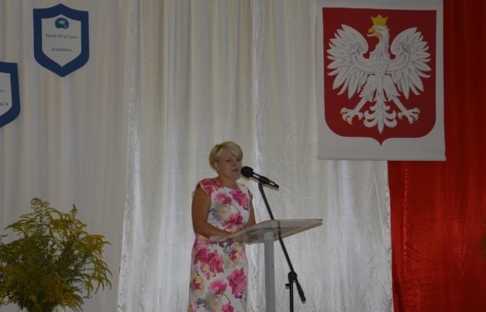 2 września uczniowie naszej szkoły uczestniczyli w uroczystej inauguracji roku szkolnego, którą przygotowali uczniowie klasy VI a pod opieką p. Anny Cieśli. Natomiast oprawę muzyczną zapewniła p. Iwona Matukiewicz.
Podczas występu były wesołe wierszyki i szczere życzenia. Nie zabrakło też chwili powagi, podczas której wspominano rocznicę wybuchu II wojny światowej. Po występie uczniów, głos zabrała pani Dyrektor, która życzyła wszystkim dużo zdrowia, a uczniom jak najlepszych wyników w nauce. Podczas uroczystości kwiaty i podziękowania za wieloletnią pracę w zawodzie otrzymał: p. Marek Białogrzywy, który w szkole pracuje od 25 lat. Ten dzień był szczególnie wyjątkowy dla uczniów klas pierwszych, którzy zgodnie z tradycją naszej szkoły, wraz z rozpoczęciem roku szkolnego przystąpili do uroczystego ślubowania. Pierwszaki złożyły obietnicę bycia dobrym uczniem, a tym samym zostały oficjalnie włączone do społeczności uczniowskiej. Uroczystość zakończyła radosna piosenka w wykonaniu naszych uczennic: Nadii i Mileny. Duet wokalny przygotowała do występu p. Iwona Matukiewicz. Następnie wszyscy rozeszli się do klas na pierwsze w tym roku szkolnym spotkanie z wychowawcami.