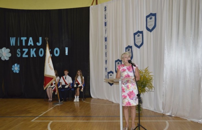 2 września uczniowie naszej szkoły uczestniczyli w uroczystej inauguracji roku szkolnego, którą przygotowali uczniowie klasy VI a pod opieką p. Anny Cieśli. Natomiast oprawę muzyczną zapewniła p. Iwona Matukiewicz.
Podczas występu były wesołe wierszyki i szczere życzenia. Nie zabrakło też chwili powagi, podczas której wspominano rocznicę wybuchu II wojny światowej. Po występie uczniów, głos zabrała pani Dyrektor, która życzyła wszystkim dużo zdrowia, a uczniom jak najlepszych wyników w nauce. Podczas uroczystości kwiaty i podziękowania za wieloletnią pracę w zawodzie otrzymał: p. Marek Białogrzywy, który w szkole pracuje od 25 lat. Ten dzień był szczególnie wyjątkowy dla uczniów klas pierwszych, którzy zgodnie z tradycją naszej szkoły, wraz z rozpoczęciem roku szkolnego przystąpili do uroczystego ślubowania. Pierwszaki złożyły obietnicę bycia dobrym uczniem, a tym samym zostały oficjalnie włączone do społeczności uczniowskiej. Uroczystość zakończyła radosna piosenka w wykonaniu naszych uczennic: Nadii i Mileny. Duet wokalny przygotowała do występu p. Iwona Matukiewicz. Następnie wszyscy rozeszli się do klas na pierwsze w tym roku szkolnym spotkanie z wychowawcami.