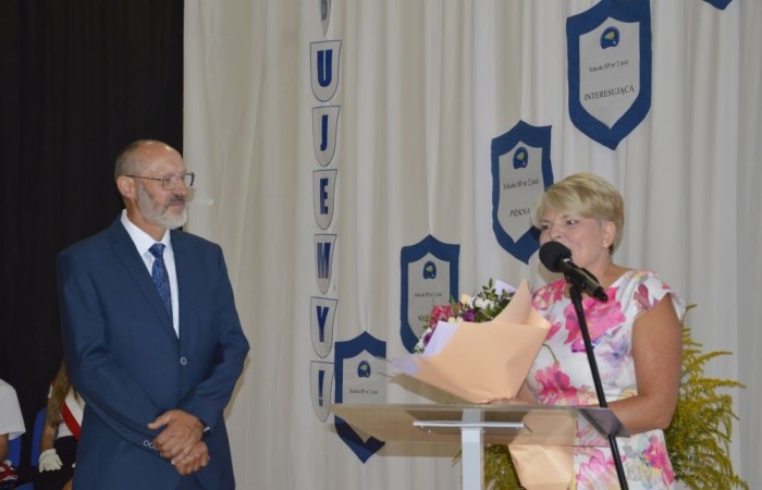 2 września uczniowie naszej szkoły uczestniczyli w uroczystej inauguracji roku szkolnego, którą przygotowali uczniowie klasy VI a pod opieką p. Anny Cieśli. Natomiast oprawę muzyczną zapewniła p. Iwona Matukiewicz.
Podczas występu były wesołe wierszyki i szczere życzenia. Nie zabrakło też chwili powagi, podczas której wspominano rocznicę wybuchu II wojny światowej. Po występie uczniów, głos zabrała pani Dyrektor, która życzyła wszystkim dużo zdrowia, a uczniom jak najlepszych wyników w nauce. Podczas uroczystości kwiaty i podziękowania za wieloletnią pracę w zawodzie otrzymał: p. Marek Białogrzywy, który w szkole pracuje od 25 lat. Ten dzień był szczególnie wyjątkowy dla uczniów klas pierwszych, którzy zgodnie z tradycją naszej szkoły, wraz z rozpoczęciem roku szkolnego przystąpili do uroczystego ślubowania. Pierwszaki złożyły obietnicę bycia dobrym uczniem, a tym samym zostały oficjalnie włączone do społeczności uczniowskiej. Uroczystość zakończyła radosna piosenka w wykonaniu naszych uczennic: Nadii i Mileny. Duet wokalny przygotowała do występu p. Iwona Matukiewicz. Następnie wszyscy rozeszli się do klas na pierwsze w tym roku szkolnym spotkanie z wychowawcami.