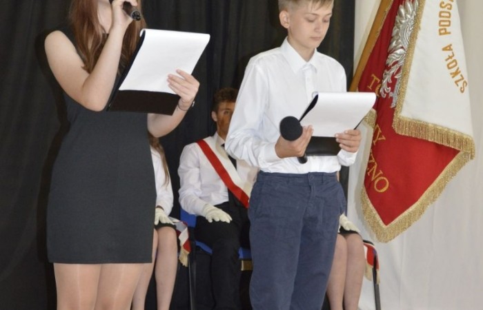 2 września uczniowie naszej szkoły uczestniczyli w uroczystej inauguracji roku szkolnego, którą przygotowali uczniowie klasy VI a pod opieką p. Anny Cieśli. Natomiast oprawę muzyczną zapewniła p. Iwona Matukiewicz.
Podczas występu były wesołe wierszyki i szczere życzenia. Nie zabrakło też chwili powagi, podczas której wspominano rocznicę wybuchu II wojny światowej. Po występie uczniów, głos zabrała pani Dyrektor, która życzyła wszystkim dużo zdrowia, a uczniom jak najlepszych wyników w nauce. Podczas uroczystości kwiaty i podziękowania za wieloletnią pracę w zawodzie otrzymał: p. Marek Białogrzywy, który w szkole pracuje od 25 lat. Ten dzień był szczególnie wyjątkowy dla uczniów klas pierwszych, którzy zgodnie z tradycją naszej szkoły, wraz z rozpoczęciem roku szkolnego przystąpili do uroczystego ślubowania. Pierwszaki złożyły obietnicę bycia dobrym uczniem, a tym samym zostały oficjalnie włączone do społeczności uczniowskiej. Uroczystość zakończyła radosna piosenka w wykonaniu naszych uczennic: Nadii i Mileny. Duet wokalny przygotowała do występu p. Iwona Matukiewicz. Następnie wszyscy rozeszli się do klas na pierwsze w tym roku szkolnym spotkanie z wychowawcami.