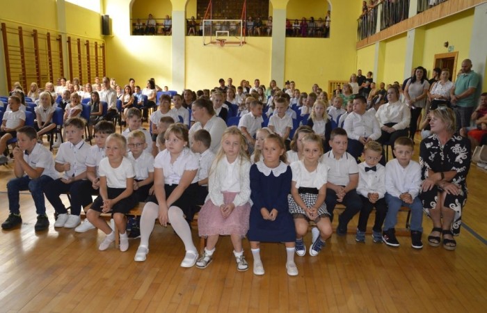 2 września uczniowie naszej szkoły uczestniczyli w uroczystej inauguracji roku szkolnego, którą przygotowali uczniowie klasy VI a pod opieką p. Anny Cieśli. Natomiast oprawę muzyczną zapewniła p. Iwona Matukiewicz.
Podczas występu były wesołe wierszyki i szczere życzenia. Nie zabrakło też chwili powagi, podczas której wspominano rocznicę wybuchu II wojny światowej. Po występie uczniów, głos zabrała pani Dyrektor, która życzyła wszystkim dużo zdrowia, a uczniom jak najlepszych wyników w nauce. Podczas uroczystości kwiaty i podziękowania za wieloletnią pracę w zawodzie otrzymał: p. Marek Białogrzywy, który w szkole pracuje od 25 lat. Ten dzień był szczególnie wyjątkowy dla uczniów klas pierwszych, którzy zgodnie z tradycją naszej szkoły, wraz z rozpoczęciem roku szkolnego przystąpili do uroczystego ślubowania. Pierwszaki złożyły obietnicę bycia dobrym uczniem, a tym samym zostały oficjalnie włączone do społeczności uczniowskiej. Uroczystość zakończyła radosna piosenka w wykonaniu naszych uczennic: Nadii i Mileny. Duet wokalny przygotowała do występu p. Iwona Matukiewicz. Następnie wszyscy rozeszli się do klas na pierwsze w tym roku szkolnym spotkanie z wychowawcami.