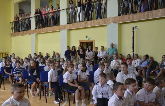 2 września uczniowie naszej szkoły uczestniczyli w uroczystej inauguracji roku szkolnego, którą przygotowali uczniowie klasy VI a pod opieką p. Anny Cieśli. Natomiast oprawę muzyczną zapewniła p. Iwona Matukiewicz.
Podczas występu były wesołe wierszyki i szczere życzenia. Nie zabrakło też chwili powagi, podczas której wspominano rocznicę wybuchu II wojny światowej. Po występie uczniów, głos zabrała pani Dyrektor, która życzyła wszystkim dużo zdrowia, a uczniom jak najlepszych wyników w nauce. Podczas uroczystości kwiaty i podziękowania za wieloletnią pracę w zawodzie otrzymał: p. Marek Białogrzywy, który w szkole pracuje od 25 lat. Ten dzień był szczególnie wyjątkowy dla uczniów klas pierwszych, którzy zgodnie z tradycją naszej szkoły, wraz z rozpoczęciem roku szkolnego przystąpili do uroczystego ślubowania. Pierwszaki złożyły obietnicę bycia dobrym uczniem, a tym samym zostały oficjalnie włączone do społeczności uczniowskiej. Uroczystość zakończyła radosna piosenka w wykonaniu naszych uczennic: Nadii i Mileny. Duet wokalny przygotowała do występu p. Iwona Matukiewicz. Następnie wszyscy rozeszli się do klas na pierwsze w tym roku szkolnym spotkanie z wychowawcami.