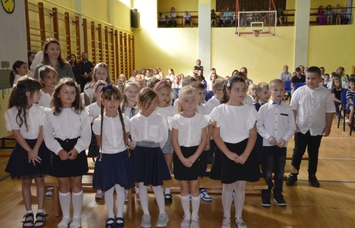 2 września uczniowie naszej szkoły uczestniczyli w uroczystej inauguracji roku szkolnego, którą przygotowali uczniowie klasy VI a pod opieką p. Anny Cieśli. Natomiast oprawę muzyczną zapewniła p. Iwona Matukiewicz.
Podczas występu były wesołe wierszyki i szczere życzenia. Nie zabrakło też chwili powagi, podczas której wspominano rocznicę wybuchu II wojny światowej. Po występie uczniów, głos zabrała pani Dyrektor, która życzyła wszystkim dużo zdrowia, a uczniom jak najlepszych wyników w nauce. Podczas uroczystości kwiaty i podziękowania za wieloletnią pracę w zawodzie otrzymał: p. Marek Białogrzywy, który w szkole pracuje od 25 lat. Ten dzień był szczególnie wyjątkowy dla uczniów klas pierwszych, którzy zgodnie z tradycją naszej szkoły, wraz z rozpoczęciem roku szkolnego przystąpili do uroczystego ślubowania. Pierwszaki złożyły obietnicę bycia dobrym uczniem, a tym samym zostały oficjalnie włączone do społeczności uczniowskiej. Uroczystość zakończyła radosna piosenka w wykonaniu naszych uczennic: Nadii i Mileny. Duet wokalny przygotowała do występu p. Iwona Matukiewicz. Następnie wszyscy rozeszli się do klas na pierwsze w tym roku szkolnym spotkanie z wychowawcami.