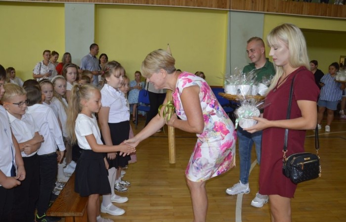 2 września uczniowie naszej szkoły uczestniczyli w uroczystej inauguracji roku szkolnego, którą przygotowali uczniowie klasy VI a pod opieką p. Anny Cieśli. Natomiast oprawę muzyczną zapewniła p. Iwona Matukiewicz.
Podczas występu były wesołe wierszyki i szczere życzenia. Nie zabrakło też chwili powagi, podczas której wspominano rocznicę wybuchu II wojny światowej. Po występie uczniów, głos zabrała pani Dyrektor, która życzyła wszystkim dużo zdrowia, a uczniom jak najlepszych wyników w nauce. Podczas uroczystości kwiaty i podziękowania za wieloletnią pracę w zawodzie otrzymał: p. Marek Białogrzywy, który w szkole pracuje od 25 lat. Ten dzień był szczególnie wyjątkowy dla uczniów klas pierwszych, którzy zgodnie z tradycją naszej szkoły, wraz z rozpoczęciem roku szkolnego przystąpili do uroczystego ślubowania. Pierwszaki złożyły obietnicę bycia dobrym uczniem, a tym samym zostały oficjalnie włączone do społeczności uczniowskiej. Uroczystość zakończyła radosna piosenka w wykonaniu naszych uczennic: Nadii i Mileny. Duet wokalny przygotowała do występu p. Iwona Matukiewicz. Następnie wszyscy rozeszli się do klas na pierwsze w tym roku szkolnym spotkanie z wychowawcami.