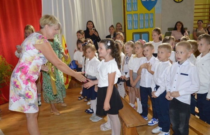 2 września uczniowie naszej szkoły uczestniczyli w uroczystej inauguracji roku szkolnego, którą przygotowali uczniowie klasy VI a pod opieką p. Anny Cieśli. Natomiast oprawę muzyczną zapewniła p. Iwona Matukiewicz.
Podczas występu były wesołe wierszyki i szczere życzenia. Nie zabrakło też chwili powagi, podczas której wspominano rocznicę wybuchu II wojny światowej. Po występie uczniów, głos zabrała pani Dyrektor, która życzyła wszystkim dużo zdrowia, a uczniom jak najlepszych wyników w nauce. Podczas uroczystości kwiaty i podziękowania za wieloletnią pracę w zawodzie otrzymał: p. Marek Białogrzywy, który w szkole pracuje od 25 lat. Ten dzień był szczególnie wyjątkowy dla uczniów klas pierwszych, którzy zgodnie z tradycją naszej szkoły, wraz z rozpoczęciem roku szkolnego przystąpili do uroczystego ślubowania. Pierwszaki złożyły obietnicę bycia dobrym uczniem, a tym samym zostały oficjalnie włączone do społeczności uczniowskiej. Uroczystość zakończyła radosna piosenka w wykonaniu naszych uczennic: Nadii i Mileny. Duet wokalny przygotowała do występu p. Iwona Matukiewicz. Następnie wszyscy rozeszli się do klas na pierwsze w tym roku szkolnym spotkanie z wychowawcami.