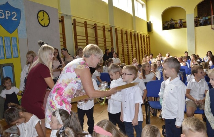 2 września uczniowie naszej szkoły uczestniczyli w uroczystej inauguracji roku szkolnego, którą przygotowali uczniowie klasy VI a pod opieką p. Anny Cieśli. Natomiast oprawę muzyczną zapewniła p. Iwona Matukiewicz.
Podczas występu były wesołe wierszyki i szczere życzenia. Nie zabrakło też chwili powagi, podczas której wspominano rocznicę wybuchu II wojny światowej. Po występie uczniów, głos zabrała pani Dyrektor, która życzyła wszystkim dużo zdrowia, a uczniom jak najlepszych wyników w nauce. Podczas uroczystości kwiaty i podziękowania za wieloletnią pracę w zawodzie otrzymał: p. Marek Białogrzywy, który w szkole pracuje od 25 lat. Ten dzień był szczególnie wyjątkowy dla uczniów klas pierwszych, którzy zgodnie z tradycją naszej szkoły, wraz z rozpoczęciem roku szkolnego przystąpili do uroczystego ślubowania. Pierwszaki złożyły obietnicę bycia dobrym uczniem, a tym samym zostały oficjalnie włączone do społeczności uczniowskiej. Uroczystość zakończyła radosna piosenka w wykonaniu naszych uczennic: Nadii i Mileny. Duet wokalny przygotowała do występu p. Iwona Matukiewicz. Następnie wszyscy rozeszli się do klas na pierwsze w tym roku szkolnym spotkanie z wychowawcami.