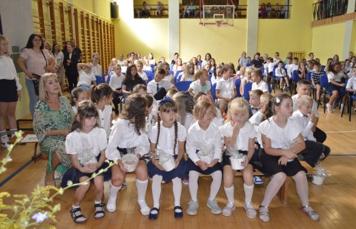 2 września uczniowie naszej szkoły uczestniczyli w uroczystej inauguracji roku szkolnego, którą przygotowali uczniowie klasy VI a pod opieką p. Anny Cieśli. Natomiast oprawę muzyczną zapewniła p. Iwona Matukiewicz.
Podczas występu były wesołe wierszyki i szczere życzenia. Nie zabrakło też chwili powagi, podczas której wspominano rocznicę wybuchu II wojny światowej. Po występie uczniów, głos zabrała pani Dyrektor, która życzyła wszystkim dużo zdrowia, a uczniom jak najlepszych wyników w nauce. Podczas uroczystości kwiaty i podziękowania za wieloletnią pracę w zawodzie otrzymał: p. Marek Białogrzywy, który w szkole pracuje od 25 lat. Ten dzień był szczególnie wyjątkowy dla uczniów klas pierwszych, którzy zgodnie z tradycją naszej szkoły, wraz z rozpoczęciem roku szkolnego przystąpili do uroczystego ślubowania. Pierwszaki złożyły obietnicę bycia dobrym uczniem, a tym samym zostały oficjalnie włączone do społeczności uczniowskiej. Uroczystość zakończyła radosna piosenka w wykonaniu naszych uczennic: Nadii i Mileny. Duet wokalny przygotowała do występu p. Iwona Matukiewicz. Następnie wszyscy rozeszli się do klas na pierwsze w tym roku szkolnym spotkanie z wychowawcami.