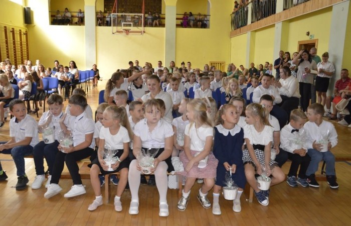 2 września uczniowie naszej szkoły uczestniczyli w uroczystej inauguracji roku szkolnego, którą przygotowali uczniowie klasy VI a pod opieką p. Anny Cieśli. Natomiast oprawę muzyczną zapewniła p. Iwona Matukiewicz.
Podczas występu były wesołe wierszyki i szczere życzenia. Nie zabrakło też chwili powagi, podczas której wspominano rocznicę wybuchu II wojny światowej. Po występie uczniów, głos zabrała pani Dyrektor, która życzyła wszystkim dużo zdrowia, a uczniom jak najlepszych wyników w nauce. Podczas uroczystości kwiaty i podziękowania za wieloletnią pracę w zawodzie otrzymał: p. Marek Białogrzywy, który w szkole pracuje od 25 lat. Ten dzień był szczególnie wyjątkowy dla uczniów klas pierwszych, którzy zgodnie z tradycją naszej szkoły, wraz z rozpoczęciem roku szkolnego przystąpili do uroczystego ślubowania. Pierwszaki złożyły obietnicę bycia dobrym uczniem, a tym samym zostały oficjalnie włączone do społeczności uczniowskiej. Uroczystość zakończyła radosna piosenka w wykonaniu naszych uczennic: Nadii i Mileny. Duet wokalny przygotowała do występu p. Iwona Matukiewicz. Następnie wszyscy rozeszli się do klas na pierwsze w tym roku szkolnym spotkanie z wychowawcami.