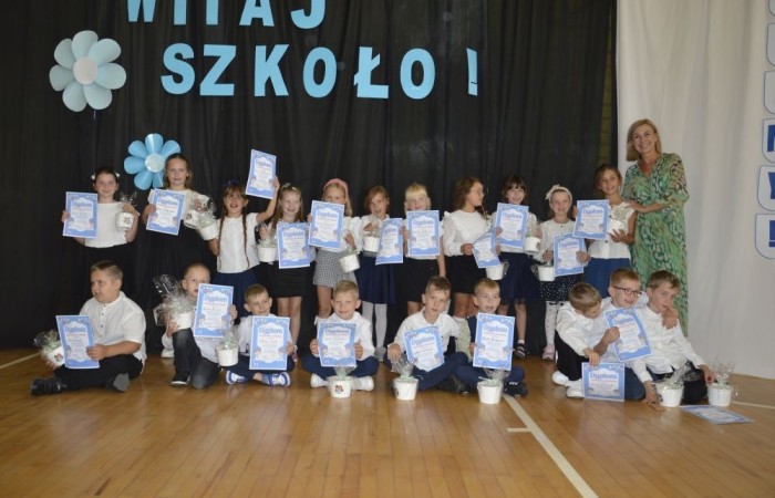 2 września uczniowie naszej szkoły uczestniczyli w uroczystej inauguracji roku szkolnego, którą przygotowali uczniowie klasy VI a pod opieką p. Anny Cieśli. Natomiast oprawę muzyczną zapewniła p. Iwona Matukiewicz.
Podczas występu były wesołe wierszyki i szczere życzenia. Nie zabrakło też chwili powagi, podczas której wspominano rocznicę wybuchu II wojny światowej. Po występie uczniów, głos zabrała pani Dyrektor, która życzyła wszystkim dużo zdrowia, a uczniom jak najlepszych wyników w nauce. Podczas uroczystości kwiaty i podziękowania za wieloletnią pracę w zawodzie otrzymał: p. Marek Białogrzywy, który w szkole pracuje od 25 lat. Ten dzień był szczególnie wyjątkowy dla uczniów klas pierwszych, którzy zgodnie z tradycją naszej szkoły, wraz z rozpoczęciem roku szkolnego przystąpili do uroczystego ślubowania. Pierwszaki złożyły obietnicę bycia dobrym uczniem, a tym samym zostały oficjalnie włączone do społeczności uczniowskiej. Uroczystość zakończyła radosna piosenka w wykonaniu naszych uczennic: Nadii i Mileny. Duet wokalny przygotowała do występu p. Iwona Matukiewicz. Następnie wszyscy rozeszli się do klas na pierwsze w tym roku szkolnym spotkanie z wychowawcami.