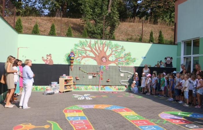 6 września w naszym przedszkolu miało miejsce oficjalne otwarcie “Kącika naukowo-kreatywnego” ufundowanego przez Polskie Sieci Elektroenergetyczne w ramach VI edycji programu “Wzmocnij Swoje Otoczenie”. Dzięki uzyskanemu grantowi w wysokości 22.112,00zł, Stowarzyszenie Przyjaciele Pasłęckiej Dwójki stworzyło najmłodszym uczniom SP nr 2 w Pasłęku kolorowe miejsce, w którym będą łączyć naukę z zabawą na świeżym powietrzu. Gry podwórkowe, ściany z namalowanymi bajkowymi postaciami, a także zakupione w ramach projektu tablice oraz dedykowane do nich kolorowe akcesoria z pewnością umilą przedszkolakom i dzieciom z klas I - III czas spędzony w placówce. Pozwolą również najmłodszym uczniom naszej szkoły odkrywać tajniki technologii, inżynierii, matematyki i fizyki w formie wesołej zabawy. 