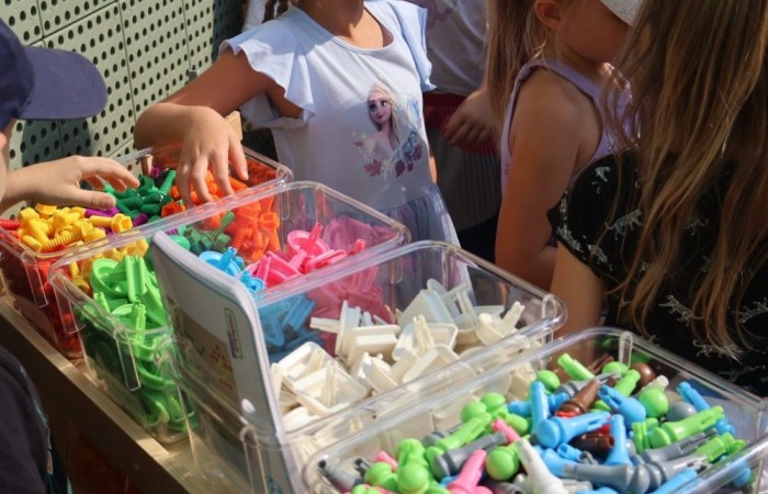 6 września w naszym przedszkolu miało miejsce oficjalne otwarcie “Kącika naukowo-kreatywnego” ufundowanego przez Polskie Sieci Elektroenergetyczne w ramach VI edycji programu “Wzmocnij Swoje Otoczenie”. Dzięki uzyskanemu grantowi w wysokości 22.112,00zł, Stowarzyszenie Przyjaciele Pasłęckiej Dwójki stworzyło najmłodszym uczniom SP nr 2 w Pasłęku kolorowe miejsce, w którym będą łączyć naukę z zabawą na świeżym powietrzu. Gry podwórkowe, ściany z namalowanymi bajkowymi postaciami, a także zakupione w ramach projektu tablice oraz dedykowane do nich kolorowe akcesoria z pewnością umilą przedszkolakom i dzieciom z klas I - III czas spędzony w placówce. Pozwolą również najmłodszym uczniom naszej szkoły odkrywać tajniki technologii, inżynierii, matematyki i fizyki w formie wesołej zabawy. 