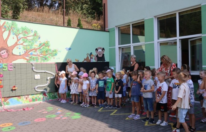 6 września w naszym przedszkolu miało miejsce oficjalne otwarcie “Kącika naukowo-kreatywnego” ufundowanego przez Polskie Sieci Elektroenergetyczne w ramach VI edycji programu “Wzmocnij Swoje Otoczenie”. Dzięki uzyskanemu grantowi w wysokości 22.112,00zł, Stowarzyszenie Przyjaciele Pasłęckiej Dwójki stworzyło najmłodszym uczniom SP nr 2 w Pasłęku kolorowe miejsce, w którym będą łączyć naukę z zabawą na świeżym powietrzu. Gry podwórkowe, ściany z namalowanymi bajkowymi postaciami, a także zakupione w ramach projektu tablice oraz dedykowane do nich kolorowe akcesoria z pewnością umilą przedszkolakom i dzieciom z klas I - III czas spędzony w placówce. Pozwolą również najmłodszym uczniom naszej szkoły odkrywać tajniki technologii, inżynierii, matematyki i fizyki w formie wesołej zabawy. 