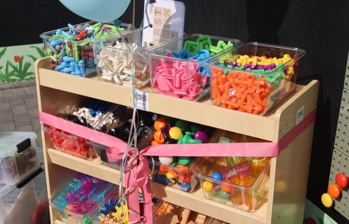 6 września w naszym przedszkolu miało miejsce oficjalne otwarcie “Kącika naukowo-kreatywnego” ufundowanego przez Polskie Sieci Elektroenergetyczne w ramach VI edycji programu “Wzmocnij Swoje Otoczenie”. Dzięki uzyskanemu grantowi w wysokości 22.112,00zł, Stowarzyszenie Przyjaciele Pasłęckiej Dwójki stworzyło najmłodszym uczniom SP nr 2 w Pasłęku kolorowe miejsce, w którym będą łączyć naukę z zabawą na świeżym powietrzu. Gry podwórkowe, ściany z namalowanymi bajkowymi postaciami, a także zakupione w ramach projektu tablice oraz dedykowane do nich kolorowe akcesoria z pewnością umilą przedszkolakom i dzieciom z klas I - III czas spędzony w placówce. Pozwolą również najmłodszym uczniom naszej szkoły odkrywać tajniki technologii, inżynierii, matematyki i fizyki w formie wesołej zabawy. 