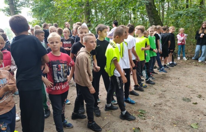 Park Ekologiczny przywitał nas trochę chłodną, dżdżystą ale lekkoatletyczną pogodą. Pierwsza sportowa impreza roku szkolnego 2022/2023 - Jesienne Biegi Przełajowe 12.09.2024 r. już za nami. Wzięliśmy w niej udział liczną grupą reprezentantów klas II – VIII. Łącznie w czternastu biegach przełajowych wystartowało 23 uczniów naszej szkoły – 15 dziewcząt i 8 chłopców. Oto najlepsze z uzyskanych wyników: Nikodem Werema – 3 miejsce w biegu kl. 2, Michalina Kulot – 2 miejsce w biegu kl. 4, Laura Szarszunowicz – 1 miejsce w biegu kl. 5, w biegu klas 6 Kacper Dembski - 1 miejsce, Igor Magrian – 2 miejsce, Wiktoria Rudzińska – 3 miejsce.