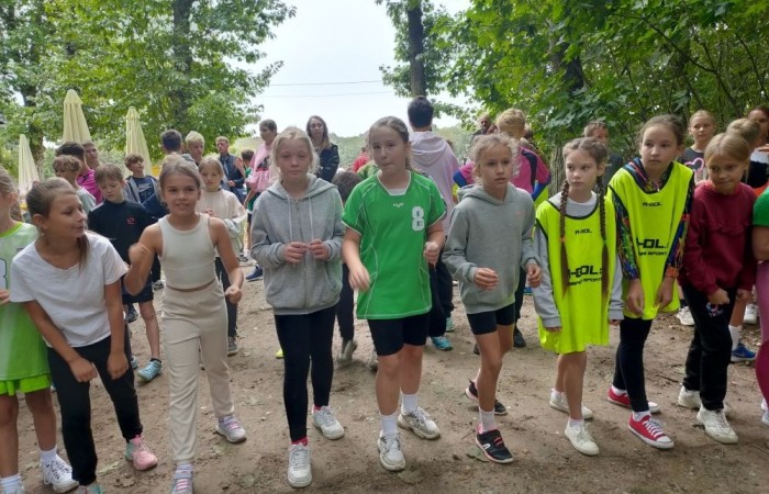 Park Ekologiczny przywitał nas trochę chłodną, dżdżystą ale lekkoatletyczną pogodą. Pierwsza sportowa impreza roku szkolnego 2022/2023 - Jesienne Biegi Przełajowe 12.09.2024 r. już za nami. Wzięliśmy w niej udział liczną grupą reprezentantów klas II – VIII. Łącznie w czternastu biegach przełajowych wystartowało 23 uczniów naszej szkoły – 15 dziewcząt i 8 chłopców. Oto najlepsze z uzyskanych wyników: Nikodem Werema – 3 miejsce w biegu kl. 2, Michalina Kulot – 2 miejsce w biegu kl. 4, Laura Szarszunowicz – 1 miejsce w biegu kl. 5, w biegu klas 6 Kacper Dembski - 1 miejsce, Igor Magrian – 2 miejsce, Wiktoria Rudzińska – 3 miejsce.