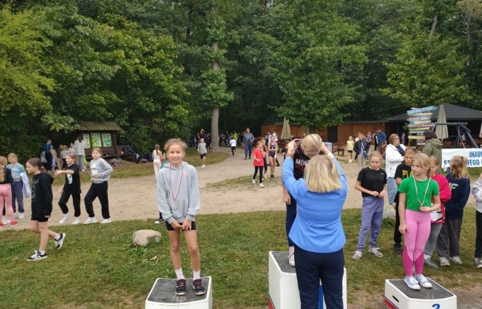 Park Ekologiczny przywitał nas trochę chłodną, dżdżystą ale lekkoatletyczną pogodą. Pierwsza sportowa impreza roku szkolnego 2022/2023 - Jesienne Biegi Przełajowe 12.09.2024 r. już za nami. Wzięliśmy w niej udział liczną grupą reprezentantów klas II – VIII. Łącznie w czternastu biegach przełajowych wystartowało 23 uczniów naszej szkoły – 15 dziewcząt i 8 chłopców. Oto najlepsze z uzyskanych wyników: Nikodem Werema – 3 miejsce w biegu kl. 2, Michalina Kulot – 2 miejsce w biegu kl. 4, Laura Szarszunowicz – 1 miejsce w biegu kl. 5, w biegu klas 6 Kacper Dembski - 1 miejsce, Igor Magrian – 2 miejsce, Wiktoria Rudzińska – 3 miejsce.
