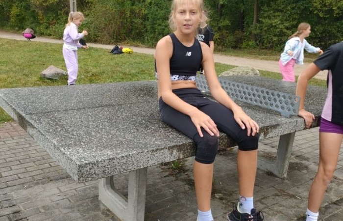 Park Ekologiczny przywitał nas trochę chłodną, dżdżystą ale lekkoatletyczną pogodą. Pierwsza sportowa impreza roku szkolnego 2022/2023 - Jesienne Biegi Przełajowe 12.09.2024 r. już za nami. Wzięliśmy w niej udział liczną grupą reprezentantów klas II – VIII. Łącznie w czternastu biegach przełajowych wystartowało 23 uczniów naszej szkoły – 15 dziewcząt i 8 chłopców. Oto najlepsze z uzyskanych wyników: Nikodem Werema – 3 miejsce w biegu kl. 2, Michalina Kulot – 2 miejsce w biegu kl. 4, Laura Szarszunowicz – 1 miejsce w biegu kl. 5, w biegu klas 6 Kacper Dembski - 1 miejsce, Igor Magrian – 2 miejsce, Wiktoria Rudzińska – 3 miejsce.