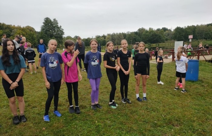 Park Ekologiczny przywitał nas trochę chłodną, dżdżystą ale lekkoatletyczną pogodą. Pierwsza sportowa impreza roku szkolnego 2022/2023 - Jesienne Biegi Przełajowe 12.09.2024 r. już za nami. Wzięliśmy w niej udział liczną grupą reprezentantów klas II – VIII. Łącznie w czternastu biegach przełajowych wystartowało 23 uczniów naszej szkoły – 15 dziewcząt i 8 chłopców. Oto najlepsze z uzyskanych wyników: Nikodem Werema – 3 miejsce w biegu kl. 2, Michalina Kulot – 2 miejsce w biegu kl. 4, Laura Szarszunowicz – 1 miejsce w biegu kl. 5, w biegu klas 6 Kacper Dembski - 1 miejsce, Igor Magrian – 2 miejsce, Wiktoria Rudzińska – 3 miejsce.