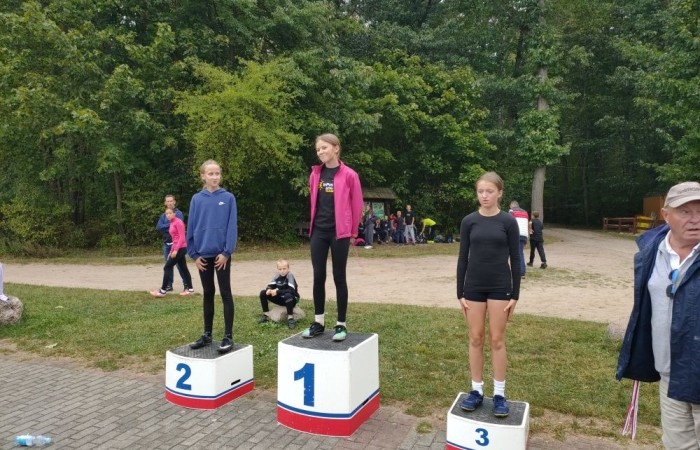 Park Ekologiczny przywitał nas trochę chłodną, dżdżystą ale lekkoatletyczną pogodą. Pierwsza sportowa impreza roku szkolnego 2022/2023 - Jesienne Biegi Przełajowe 12.09.2024 r. już za nami. Wzięliśmy w niej udział liczną grupą reprezentantów klas II – VIII. Łącznie w czternastu biegach przełajowych wystartowało 23 uczniów naszej szkoły – 15 dziewcząt i 8 chłopców. Oto najlepsze z uzyskanych wyników: Nikodem Werema – 3 miejsce w biegu kl. 2, Michalina Kulot – 2 miejsce w biegu kl. 4, Laura Szarszunowicz – 1 miejsce w biegu kl. 5, w biegu klas 6 Kacper Dembski - 1 miejsce, Igor Magrian – 2 miejsce, Wiktoria Rudzińska – 3 miejsce.