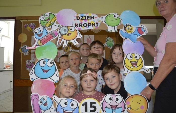 W tym roku wyjątkowo, bo 16 września obchodziliśmy w naszej szkole Międzynarodowy Dzień Kropki – święto kreatywności, odwagi i odkrywania swoich talentów! Każdy uczeń miał okazję wziąć udział w inspirujących warsztatach, tworzyć niesamowite dzieła sztuki i przede wszystkim pokazać, że każda kropka ma znaczenie.