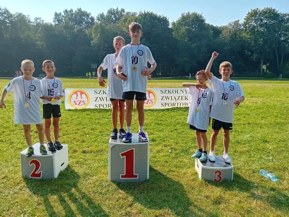 18 września 2024 r. w Miejskim Parku „Bażantarnia” w Elblągu odbyły się Powiatowe Zawody w Sztafetowych Biegach Przełajowych na dystansie 800 m dla dziewcząt i chłopców. Oficjalnego otwarcia dokonał Koordynator ds. Sportu Szkolnego Pan Janusz Pająk. Na starcie stanęło sześć szkół powiatu elblaskiego a poziom sportowy był bardzo wysoki. Uczestnicy sztafet wykazali się wielką ambicją i wolą walki. Reprezentacja chłopców naszej szkoły zajęła I miejsce. Skład drużyny zwycięskiej: Nikodem Werema, Wojciech Żabiński, Olaf Ekiel, Janek Nizniak, Kacper Dembski, Igor Magrian. Reprezentacja dziewcząt zajęła również I miejsce Skład drużyny zwycięskiej: Michalina Kulot, Pola Sylwanowicz, Laura Szarszunowicz, Wiktora Rudzińska, Weronika Jakubowska, Maja Hołub Rezerwa: Gajdamowicz Wiktoria Gratulujemy i życzymy dalszych sportowych sukcesów!!!