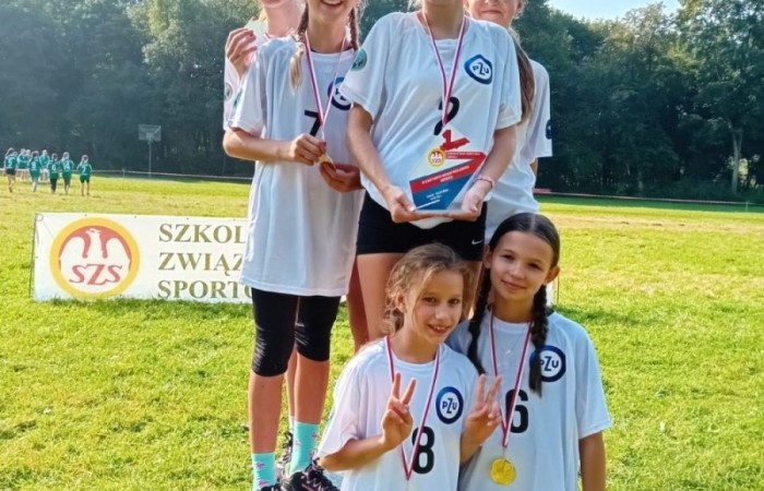 18 września 2024 r. w Miejskim Parku „Bażantarnia” w Elblągu odbyły się Powiatowe Zawody w Sztafetowych Biegach Przełajowych na dystansie 800 m dla dziewcząt i chłopców. Oficjalnego otwarcia dokonał Koordynator ds. Sportu Szkolnego Pan Janusz Pająk. Na starcie stanęło sześć szkół powiatu elblaskiego a poziom sportowy był bardzo wysoki. Uczestnicy sztafet wykazali się wielką ambicją i wolą walki. Reprezentacja chłopców naszej szkoły zajęła I miejsce. Skład drużyny zwycięskiej: Nikodem Werema, Wojciech Żabiński, Olaf Ekiel, Janek Nizniak, Kacper Dembski, Igor Magrian. Reprezentacja dziewcząt zajęła również I miejsce Skład drużyny zwycięskiej: Michalina Kulot, Pola Sylwanowicz, Laura Szarszunowicz, Wiktora Rudzińska, Weronika Jakubowska, Maja Hołub Rezerwa: Gajdamowicz Wiktoria Gratulujemy i życzymy dalszych sportowych sukcesów!!!
