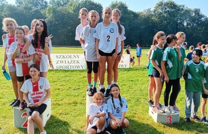 18 września 2024 r. w Miejskim Parku „Bażantarnia” w Elblągu odbyły się Powiatowe Zawody w Sztafetowych Biegach Przełajowych na dystansie 800 m dla dziewcząt i chłopców. Oficjalnego otwarcia dokonał Koordynator ds. Sportu Szkolnego Pan Janusz Pająk. Na starcie stanęło sześć szkół powiatu elblaskiego a poziom sportowy był bardzo wysoki. Uczestnicy sztafet wykazali się wielką ambicją i wolą walki. Reprezentacja chłopców naszej szkoły zajęła I miejsce. Skład drużyny zwycięskiej: Nikodem Werema, Wojciech Żabiński, Olaf Ekiel, Janek Nizniak, Kacper Dembski, Igor Magrian. Reprezentacja dziewcząt zajęła również I miejsce Skład drużyny zwycięskiej: Michalina Kulot, Pola Sylwanowicz, Laura Szarszunowicz, Wiktora Rudzińska, Weronika Jakubowska, Maja Hołub Rezerwa: Gajdamowicz Wiktoria Gratulujemy i życzymy dalszych sportowych sukcesów!!!