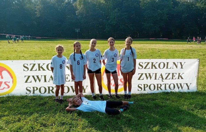 18 września 2024 r. w Miejskim Parku „Bażantarnia” w Elblągu odbyły się Powiatowe Zawody w Sztafetowych Biegach Przełajowych na dystansie 800 m dla dziewcząt i chłopców. Oficjalnego otwarcia dokonał Koordynator ds. Sportu Szkolnego Pan Janusz Pająk. Na starcie stanęło sześć szkół powiatu elblaskiego a poziom sportowy był bardzo wysoki. Uczestnicy sztafet wykazali się wielką ambicją i wolą walki. Reprezentacja chłopców naszej szkoły zajęła I miejsce. Skład drużyny zwycięskiej: Nikodem Werema, Wojciech Żabiński, Olaf Ekiel, Janek Nizniak, Kacper Dembski, Igor Magrian. Reprezentacja dziewcząt zajęła również I miejsce Skład drużyny zwycięskiej: Michalina Kulot, Pola Sylwanowicz, Laura Szarszunowicz, Wiktora Rudzińska, Weronika Jakubowska, Maja Hołub Rezerwa: Gajdamowicz Wiktoria Gratulujemy i życzymy dalszych sportowych sukcesów!!!