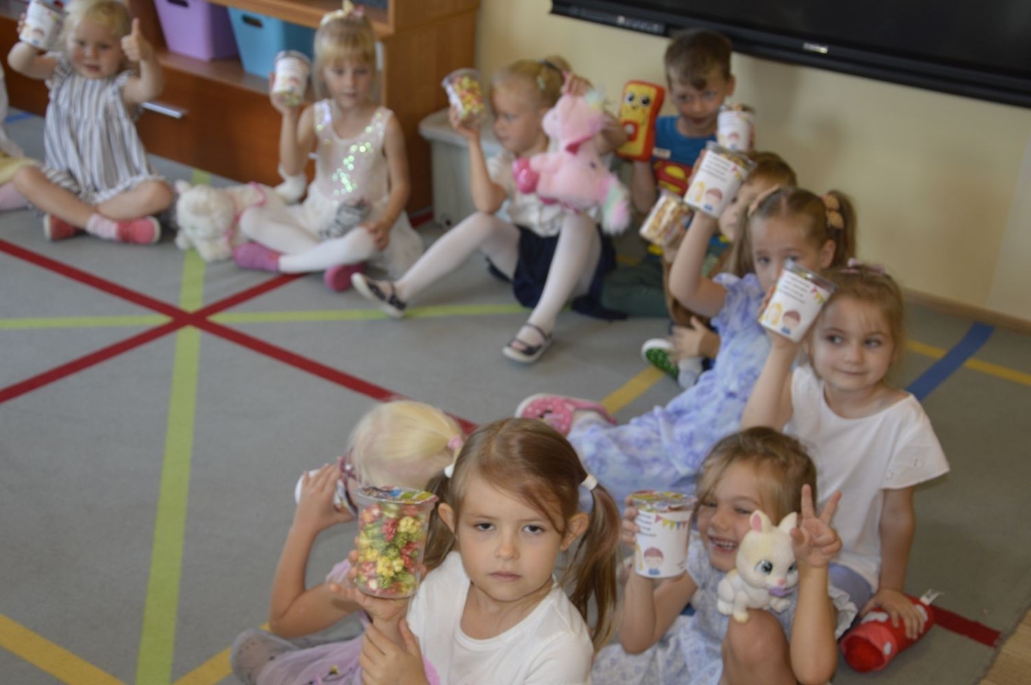 Dnia 20 września w Naszym przedszkolu obchodziliśmy  „Ogólnopolski Dzień Przedszkolaka”. Święto to zostało ustanowione, aby podkreślić wagę edukacji przedszkolnej, w rozwoju i edukacji dzieci i ma przyczynić się do popularyzacji edukacji przedszkolnej. W tym dniu wspólnie z dziećmi w szczególny sposób świętujemy to, że są przedszkolakami oraz przypominamy im o roli przedszkola w ich rozwoju i zdobywaniu konkretnych umiejętności. Od samego rana w naszym przedszkolu rozbrzmiewała wesoła muzyka. Tuż po śniadaniu dzieci z wszystkich grup wraz ze swoimi Paniami wyruszyły do swoich sal aby świętować dzisiejsze święto, gdzie czekały na nie atrakcje i niespodzianki. Wszystkie Motylki, Sówki, Leśne skrzaty, Zajączki, brały udział w wesołych zabawach przy muzyce przygotowanych przez swoje Panie. Kolejną atrakcją tego święta było rozdanie upominków dzieciom. Radość i śmiech naszych przedszkolaków świadczyły o wspaniałej zabawie. Był to niezapomniany dzień, pełen słońca, uśmiechów, emocji i niezapomnianych wrażeń.