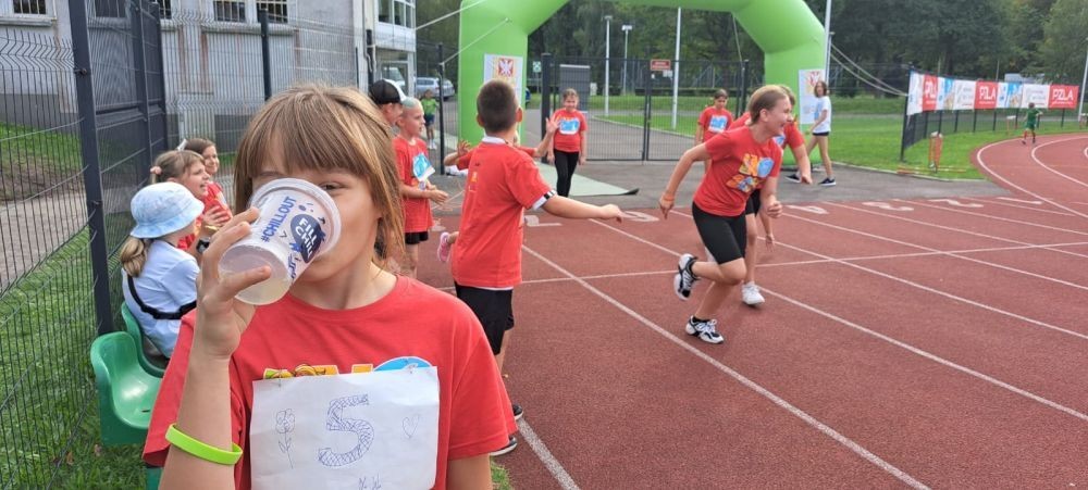 Dzisiaj braliśmy udział w zawodach lekkoatletycznych pod projektem Lekkoatletyczne Nadzieje Olimpijskie w Olsztynie. Uczestniczylismy w konkurencjach: bieg na 60 m, skok w dal oraz rzut piłeczką palantową. Nie zdobyliśmy znaczących miejsc, ale bawiliśmy się świetnie! Wracamy do domu zmęczeni ale Szczęśliwi.