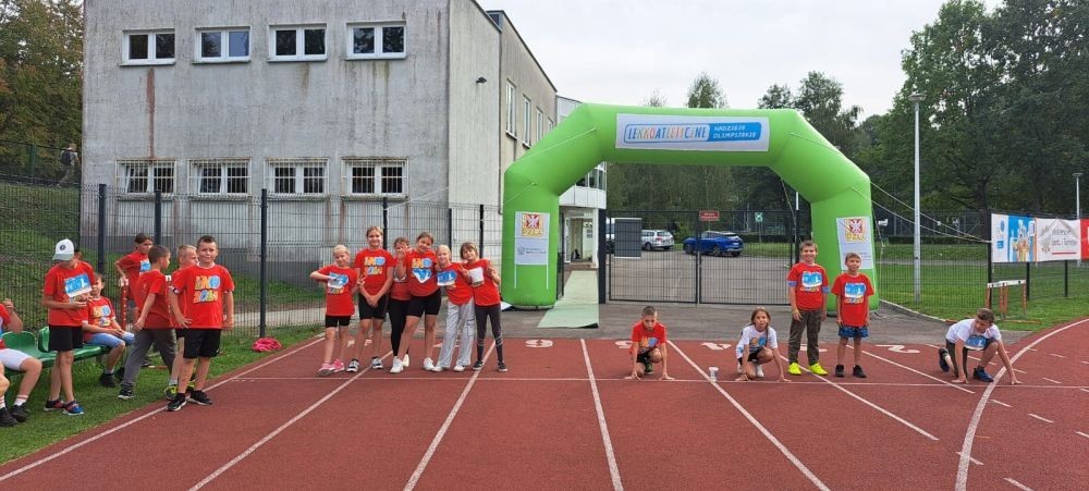 Dzisiaj braliśmy udział w zawodach lekkoatletycznych pod projektem Lekkoatletyczne Nadzieje Olimpijskie w Olsztynie. Uczestniczylismy w konkurencjach: bieg na 60 m, skok w dal oraz rzut piłeczką palantową. Nie zdobyliśmy znaczących miejsc, ale bawiliśmy się świetnie! Wracamy do domu zmęczeni ale Szczęśliwi.