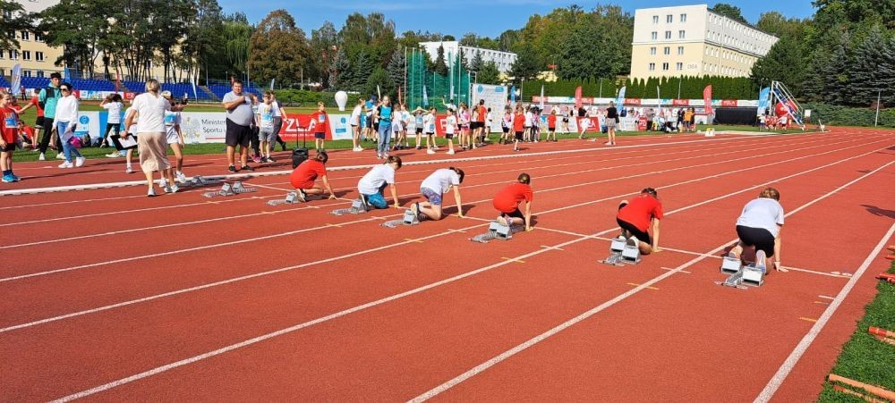 Dzisiaj braliśmy udział w zawodach lekkoatletycznych pod projektem Lekkoatletyczne Nadzieje Olimpijskie w Olsztynie. Uczestniczylismy w konkurencjach: bieg na 60 m, skok w dal oraz rzut piłeczką palantową. Nie zdobyliśmy znaczących miejsc, ale bawiliśmy się świetnie! Wracamy do domu zmęczeni ale Szczęśliwi.