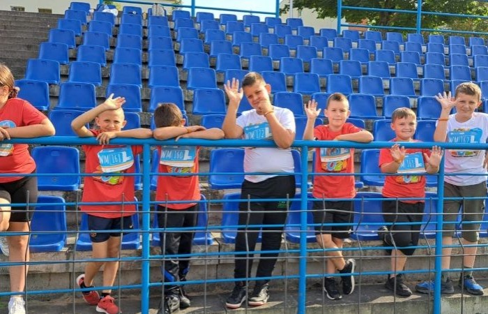 Dzisiaj braliśmy udział w zawodach lekkoatletycznych pod projektem Lekkoatletyczne Nadzieje Olimpijskie w Olsztynie. Uczestniczylismy w konkurencjach: bieg na 60 m, skok w dal oraz rzut piłeczką palantową. Nie zdobyliśmy znaczących miejsc, ale bawiliśmy się świetnie! Wracamy do domu zmęczeni ale Szczęśliwi.