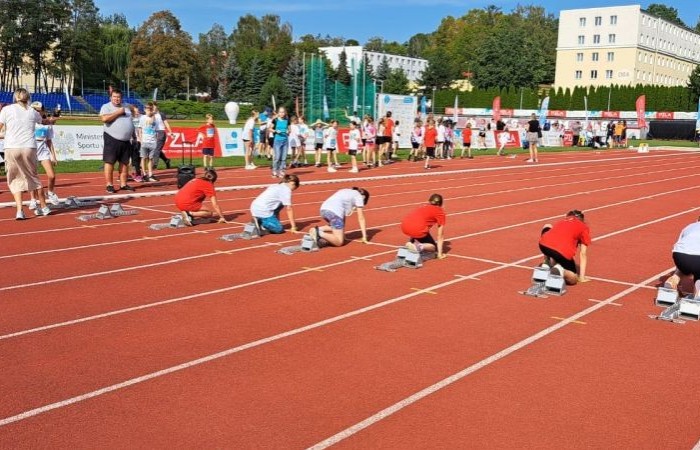 Dzisiaj braliśmy udział w zawodach lekkoatletycznych pod projektem Lekkoatletyczne Nadzieje Olimpijskie w Olsztynie. Uczestniczylismy w konkurencjach: bieg na 60 m, skok w dal oraz rzut piłeczką palantową. Nie zdobyliśmy znaczących miejsc, ale bawiliśmy się świetnie! Wracamy do domu zmęczeni ale Szczęśliwi.