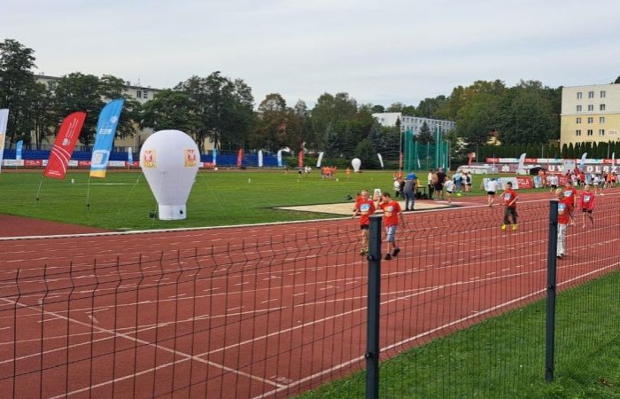 Dzisiaj braliśmy udział w zawodach lekkoatletycznych pod projektem Lekkoatletyczne Nadzieje Olimpijskie w Olsztynie. Uczestniczylismy w konkurencjach: bieg na 60 m, skok w dal oraz rzut piłeczką palantową. Nie zdobyliśmy znaczących miejsc, ale bawiliśmy się świetnie! Wracamy do domu zmęczeni ale Szczęśliwi.