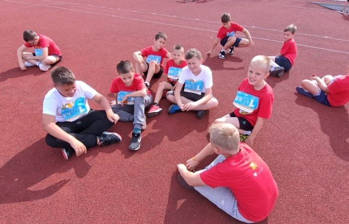 Dzisiaj braliśmy udział w zawodach lekkoatletycznych pod projektem Lekkoatletyczne Nadzieje Olimpijskie w Olsztynie. Uczestniczylismy w konkurencjach: bieg na 60 m, skok w dal oraz rzut piłeczką palantową. Nie zdobyliśmy znaczących miejsc, ale bawiliśmy się świetnie! Wracamy do domu zmęczeni ale Szczęśliwi.