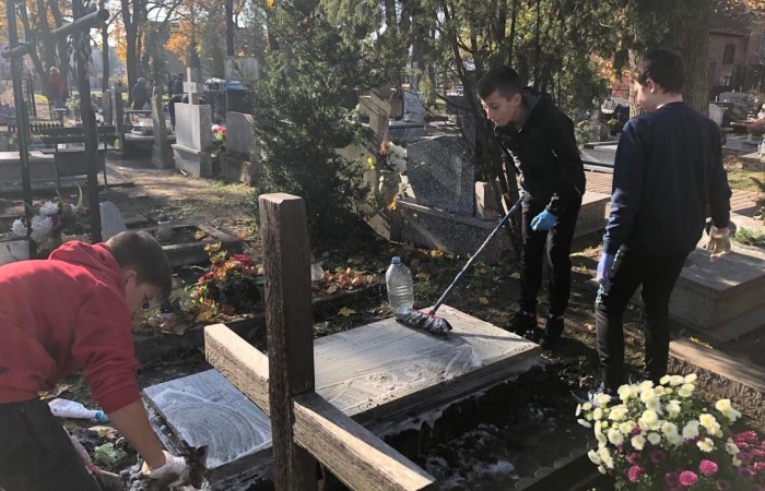 Wraz z końcem listopada w naszej szkole odbyła się zbiórka zniczy, które zapłonęły na zapomnianych grobach. Uczniowie klasy 7c podczas wizyty na cmentarzu uporządkowali opuszczone i zaniedbane groby, zapalili na nich znicze. Podczas porządkowania cmentarza była okazja do pomocy starszym ludziom sprzątającym na grobach swoich bliskich. Wyjście na cmentarz było też okazją do wspominania naszych bliskich którzy już odeszli. Akcję Światełko Pamięci zorganizował Szkolny Klub Wolontariatu i Samorząd Uczniowski. Akcję sprzątania grobów przygotowała i przeprowadziła klasa 7c.