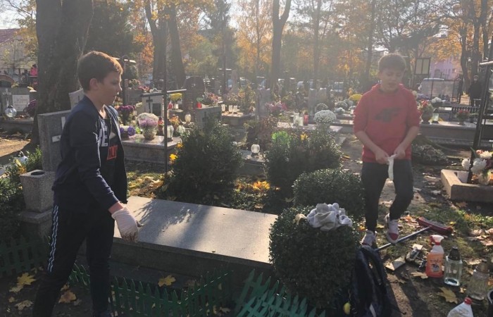 Wraz z końcem listopada w naszej szkole odbyła się zbiórka zniczy, które zapłonęły na zapomnianych grobach. Uczniowie klasy 7c podczas wizyty na cmentarzu uporządkowali opuszczone i zaniedbane groby, zapalili na nich znicze. Podczas porządkowania cmentarza była okazja do pomocy starszym ludziom sprzątającym na grobach swoich bliskich. Wyjście na cmentarz było też okazją do wspominania naszych bliskich którzy już odeszli. Akcję Światełko Pamięci zorganizował Szkolny Klub Wolontariatu i Samorząd Uczniowski. Akcję sprzątania grobów przygotowała i przeprowadziła klasa 7c.