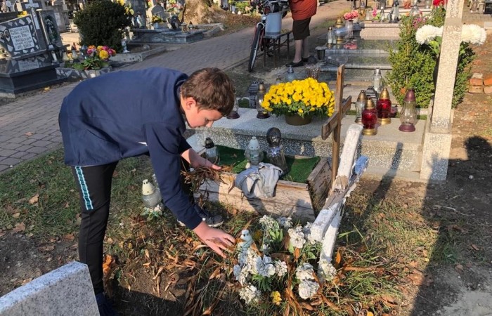 Wraz z końcem listopada w naszej szkole odbyła się zbiórka zniczy, które zapłonęły na zapomnianych grobach. Uczniowie klasy 7c podczas wizyty na cmentarzu uporządkowali opuszczone i zaniedbane groby, zapalili na nich znicze. Podczas porządkowania cmentarza była okazja do pomocy starszym ludziom sprzątającym na grobach swoich bliskich. Wyjście na cmentarz było też okazją do wspominania naszych bliskich którzy już odeszli. Akcję Światełko Pamięci zorganizował Szkolny Klub Wolontariatu i Samorząd Uczniowski. Akcję sprzątania grobów przygotowała i przeprowadziła klasa 7c.