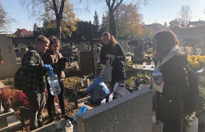 Wraz z końcem listopada w naszej szkole odbyła się zbiórka zniczy, które zapłonęły na zapomnianych grobach. Uczniowie klasy 7c podczas wizyty na cmentarzu uporządkowali opuszczone i zaniedbane groby, zapalili na nich znicze. Podczas porządkowania cmentarza była okazja do pomocy starszym ludziom sprzątającym na grobach swoich bliskich. Wyjście na cmentarz było też okazją do wspominania naszych bliskich którzy już odeszli. Akcję Światełko Pamięci zorganizował Szkolny Klub Wolontariatu i Samorząd Uczniowski. Akcję sprzątania grobów przygotowała i przeprowadziła klasa 7c.