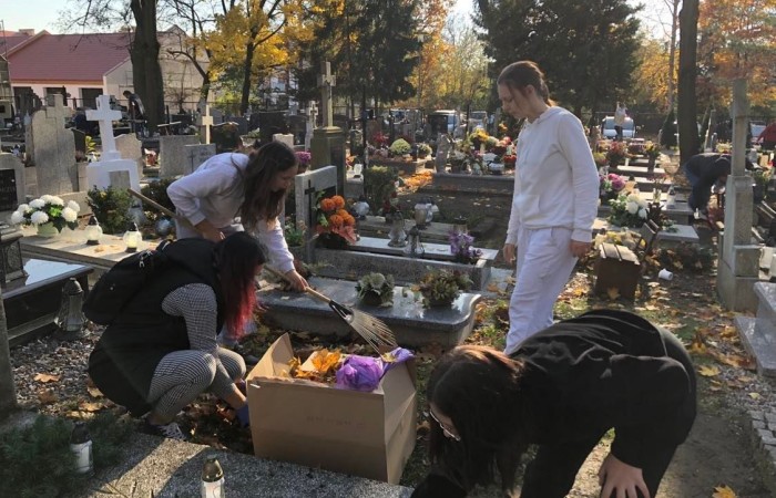 Wraz z końcem listopada w naszej szkole odbyła się zbiórka zniczy, które zapłonęły na zapomnianych grobach. Uczniowie klasy 7c podczas wizyty na cmentarzu uporządkowali opuszczone i zaniedbane groby, zapalili na nich znicze. Podczas porządkowania cmentarza była okazja do pomocy starszym ludziom sprzątającym na grobach swoich bliskich. Wyjście na cmentarz było też okazją do wspominania naszych bliskich którzy już odeszli. Akcję Światełko Pamięci zorganizował Szkolny Klub Wolontariatu i Samorząd Uczniowski. Akcję sprzątania grobów przygotowała i przeprowadziła klasa 7c.