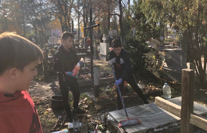 Wraz z końcem listopada w naszej szkole odbyła się zbiórka zniczy, które zapłonęły na zapomnianych grobach. Uczniowie klasy 7c podczas wizyty na cmentarzu uporządkowali opuszczone i zaniedbane groby, zapalili na nich znicze. Podczas porządkowania cmentarza była okazja do pomocy starszym ludziom sprzątającym na grobach swoich bliskich. Wyjście na cmentarz było też okazją do wspominania naszych bliskich którzy już odeszli. Akcję Światełko Pamięci zorganizował Szkolny Klub Wolontariatu i Samorząd Uczniowski. Akcję sprzątania grobów przygotowała i przeprowadziła klasa 7c.