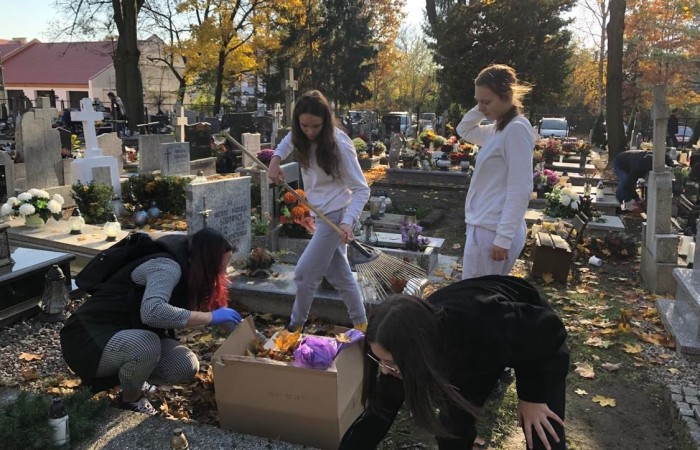 Wraz z końcem listopada w naszej szkole odbyła się zbiórka zniczy, które zapłonęły na zapomnianych grobach. Uczniowie klasy 7c podczas wizyty na cmentarzu uporządkowali opuszczone i zaniedbane groby, zapalili na nich znicze. Podczas porządkowania cmentarza była okazja do pomocy starszym ludziom sprzątającym na grobach swoich bliskich. Wyjście na cmentarz było też okazją do wspominania naszych bliskich którzy już odeszli. Akcję Światełko Pamięci zorganizował Szkolny Klub Wolontariatu i Samorząd Uczniowski. Akcję sprzątania grobów przygotowała i przeprowadziła klasa 7c.