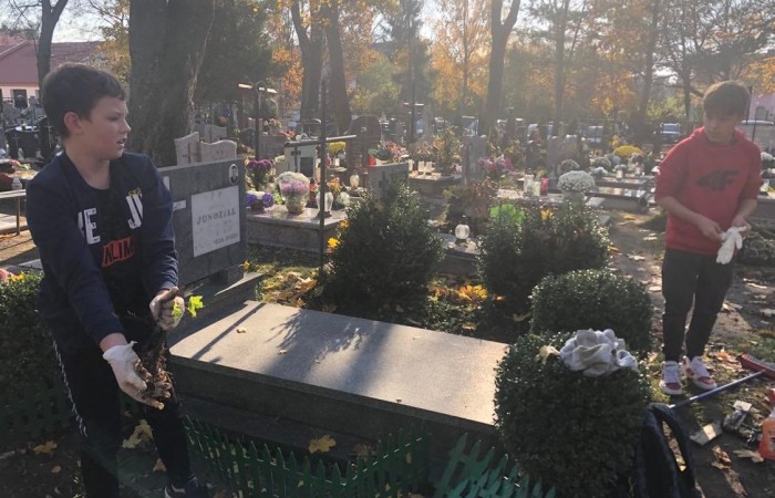 Wraz z końcem listopada w naszej szkole odbyła się zbiórka zniczy, które zapłonęły na zapomnianych grobach. Uczniowie klasy 7c podczas wizyty na cmentarzu uporządkowali opuszczone i zaniedbane groby, zapalili na nich znicze. Podczas porządkowania cmentarza była okazja do pomocy starszym ludziom sprzątającym na grobach swoich bliskich. Wyjście na cmentarz było też okazją do wspominania naszych bliskich którzy już odeszli. Akcję Światełko Pamięci zorganizował Szkolny Klub Wolontariatu i Samorząd Uczniowski. Akcję sprzątania grobów przygotowała i przeprowadziła klasa 7c.