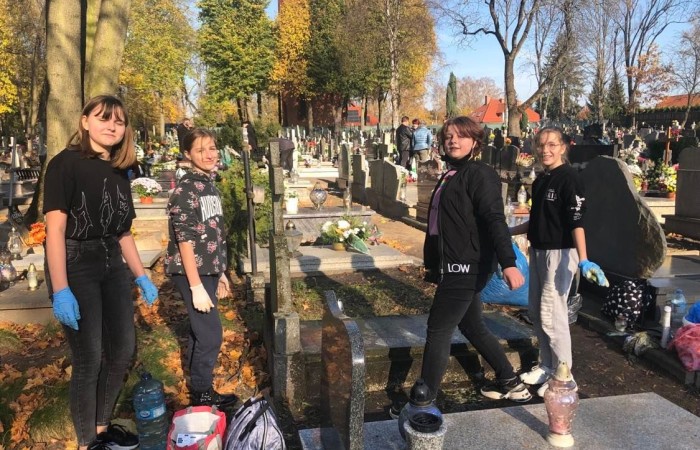 Wraz z końcem listopada w naszej szkole odbyła się zbiórka zniczy, które zapłonęły na zapomnianych grobach. Uczniowie klasy 7c podczas wizyty na cmentarzu uporządkowali opuszczone i zaniedbane groby, zapalili na nich znicze. Podczas porządkowania cmentarza była okazja do pomocy starszym ludziom sprzątającym na grobach swoich bliskich. Wyjście na cmentarz było też okazją do wspominania naszych bliskich którzy już odeszli. Akcję Światełko Pamięci zorganizował Szkolny Klub Wolontariatu i Samorząd Uczniowski. Akcję sprzątania grobów przygotowała i przeprowadziła klasa 7c.