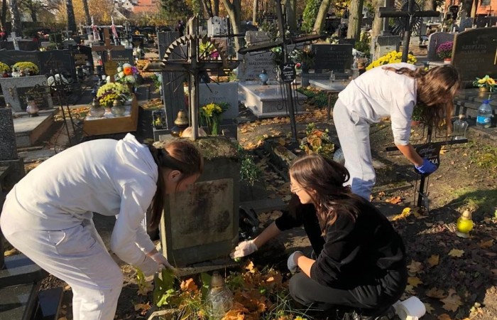 Wraz z końcem listopada w naszej szkole odbyła się zbiórka zniczy, które zapłonęły na zapomnianych grobach. Uczniowie klasy 7c podczas wizyty na cmentarzu uporządkowali opuszczone i zaniedbane groby, zapalili na nich znicze. Podczas porządkowania cmentarza była okazja do pomocy starszym ludziom sprzątającym na grobach swoich bliskich. Wyjście na cmentarz było też okazją do wspominania naszych bliskich którzy już odeszli. Akcję Światełko Pamięci zorganizował Szkolny Klub Wolontariatu i Samorząd Uczniowski. Akcję sprzątania grobów przygotowała i przeprowadziła klasa 7c.