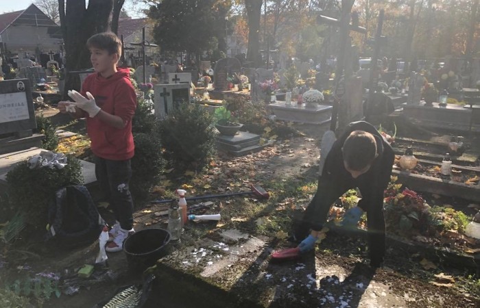 Wraz z końcem listopada w naszej szkole odbyła się zbiórka zniczy, które zapłonęły na zapomnianych grobach. Uczniowie klasy 7c podczas wizyty na cmentarzu uporządkowali opuszczone i zaniedbane groby, zapalili na nich znicze. Podczas porządkowania cmentarza była okazja do pomocy starszym ludziom sprzątającym na grobach swoich bliskich. Wyjście na cmentarz było też okazją do wspominania naszych bliskich którzy już odeszli. Akcję Światełko Pamięci zorganizował Szkolny Klub Wolontariatu i Samorząd Uczniowski. Akcję sprzątania grobów przygotowała i przeprowadziła klasa 7c.