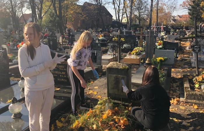 Wraz z końcem listopada w naszej szkole odbyła się zbiórka zniczy, które zapłonęły na zapomnianych grobach. Uczniowie klasy 7c podczas wizyty na cmentarzu uporządkowali opuszczone i zaniedbane groby, zapalili na nich znicze. Podczas porządkowania cmentarza była okazja do pomocy starszym ludziom sprzątającym na grobach swoich bliskich. Wyjście na cmentarz było też okazją do wspominania naszych bliskich którzy już odeszli. Akcję Światełko Pamięci zorganizował Szkolny Klub Wolontariatu i Samorząd Uczniowski. Akcję sprzątania grobów przygotowała i przeprowadziła klasa 7c.